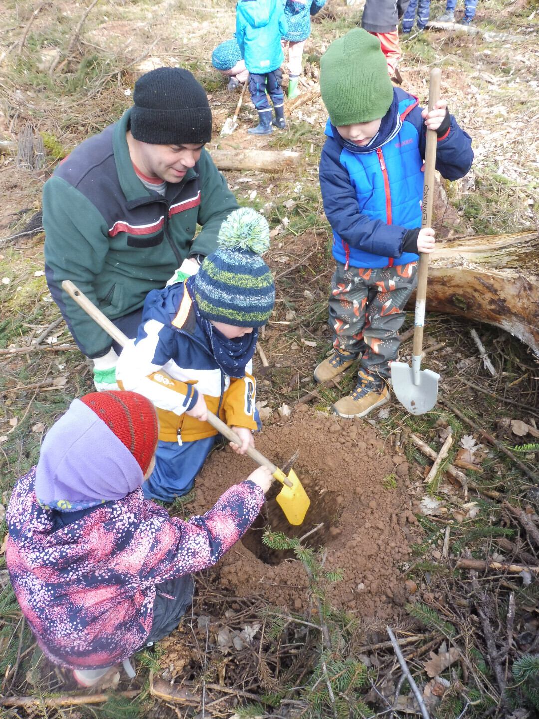 Kleine Entdecker unterwegs im Wald